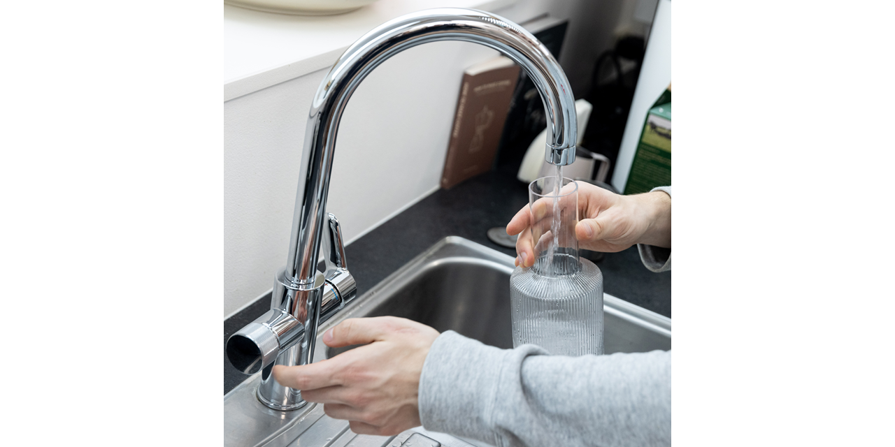 Friskt vand fra barista-vandhanen Friskt vand fra barista-vandhanen