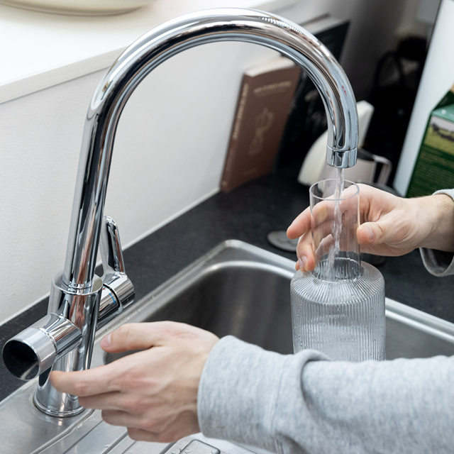 Friskt vand fra barista-vandhanen Friskt vand fra barista-vandhanen