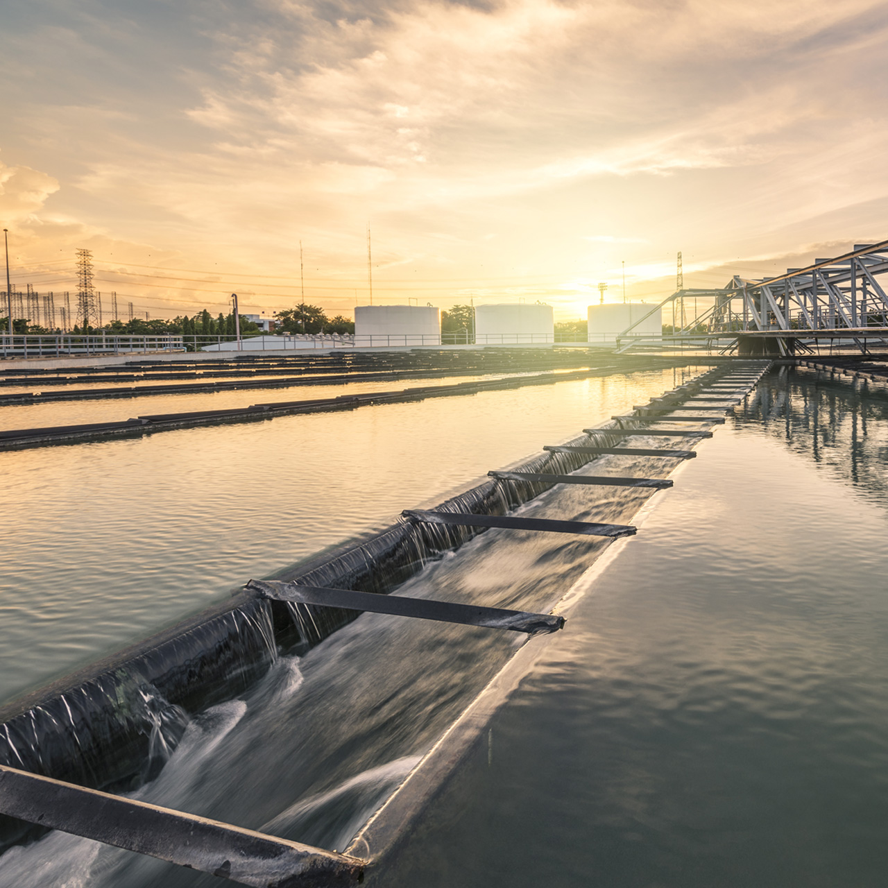 Rensningsanlæg med solnedgang 