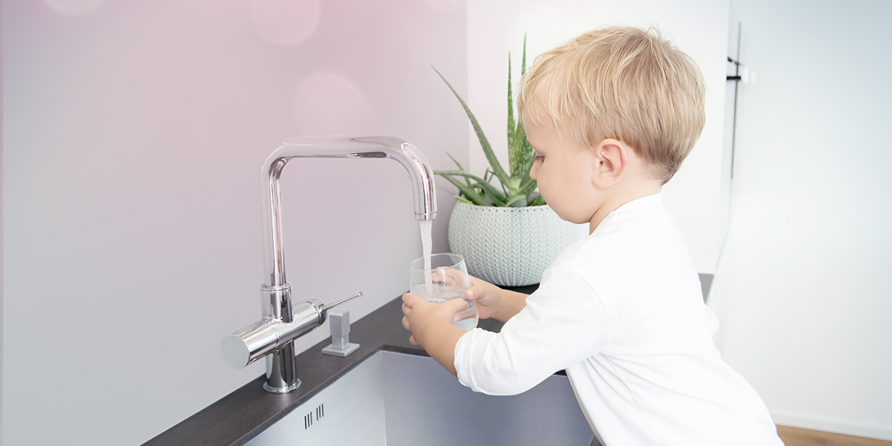 barn drikker vand