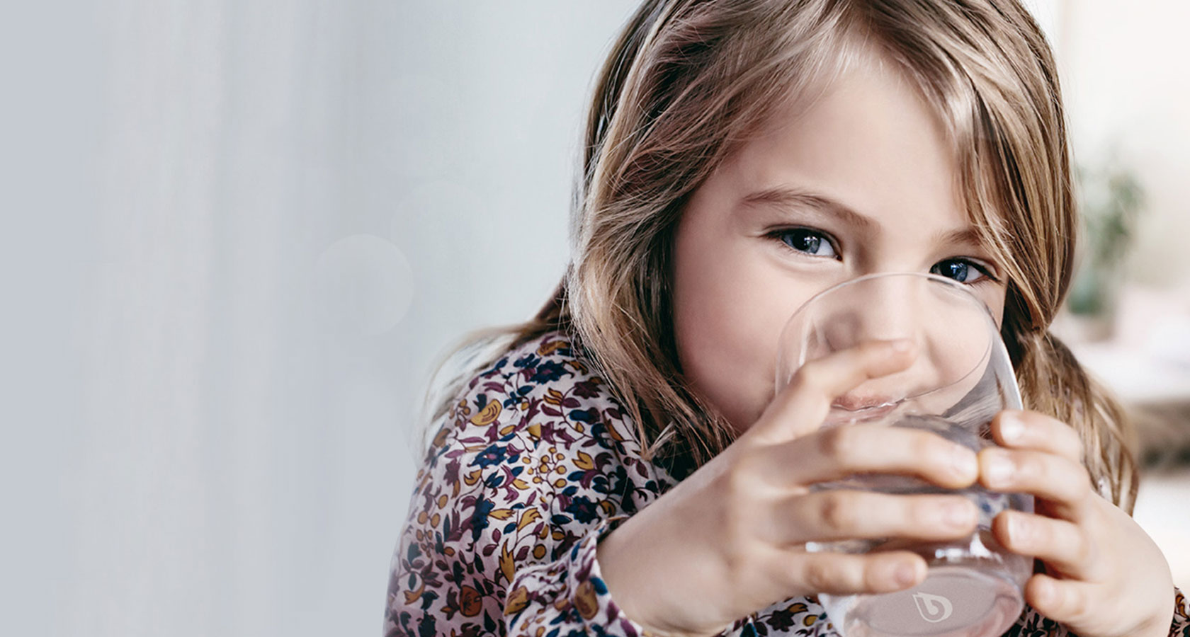 Mädchen genießt sauberes Wasser 