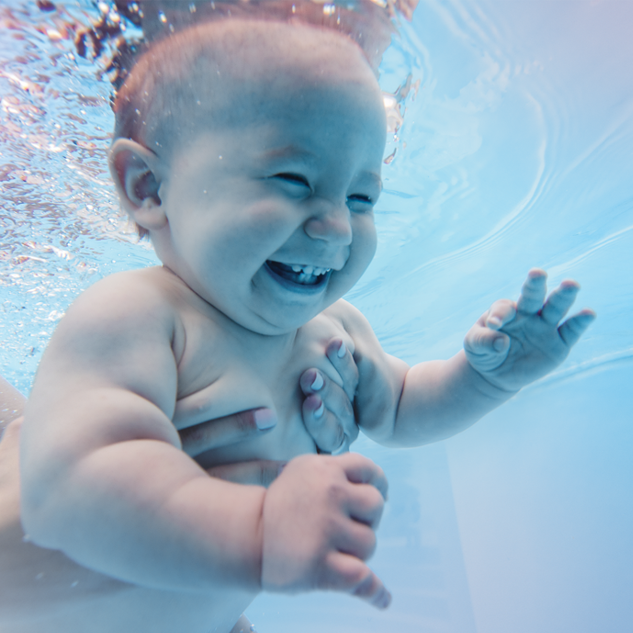 baby svømmer