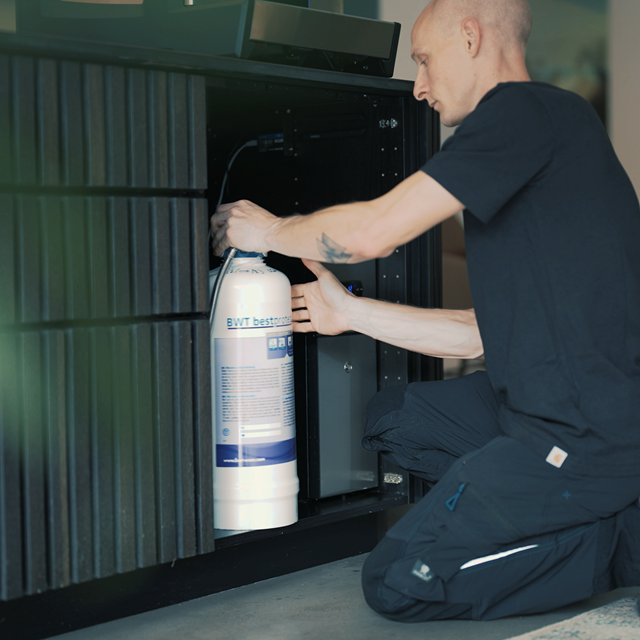 BWT filter bliver udskiftet af tekniker bwt-filter-bliver-udskiftet-af-tekniker