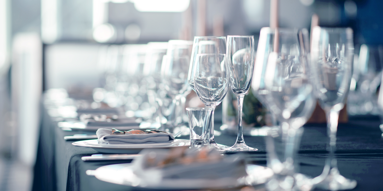 glas og service på bord