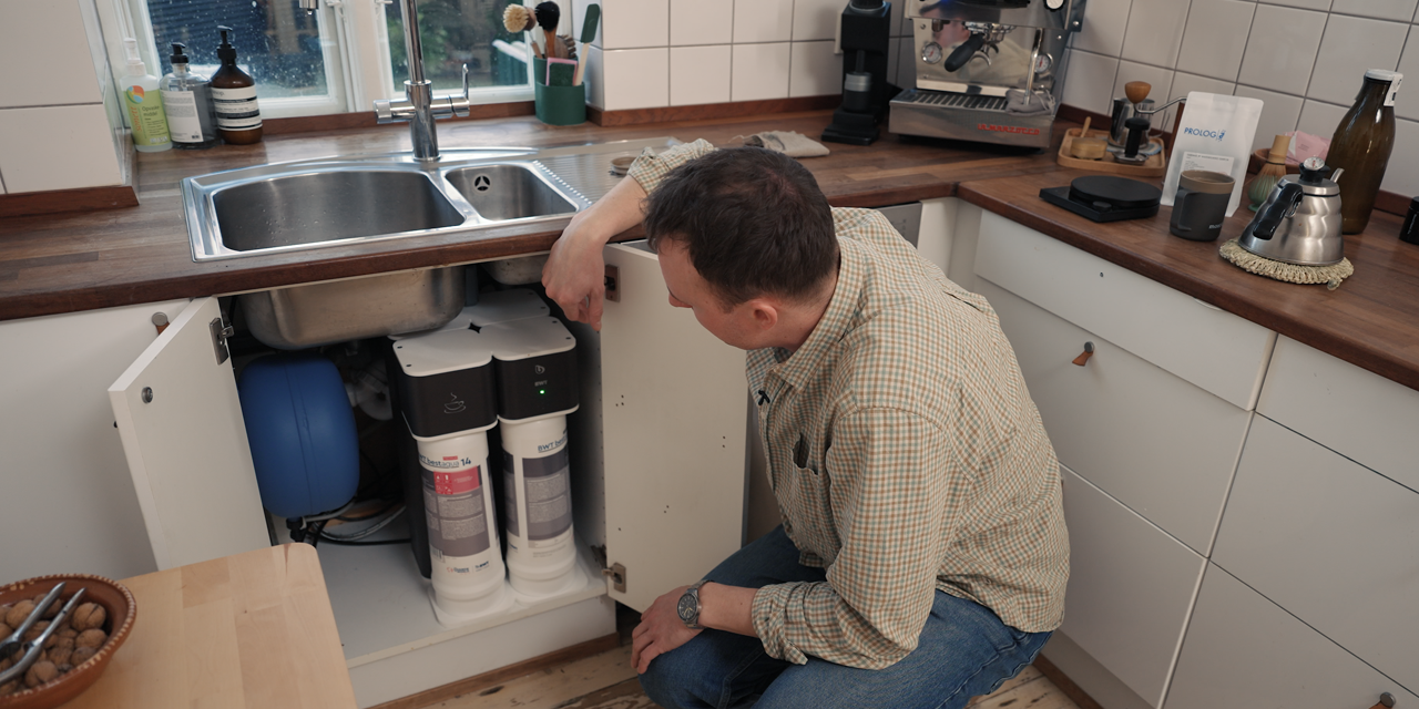 Kaffenørdens vandbehandlingsanlæg under vasken