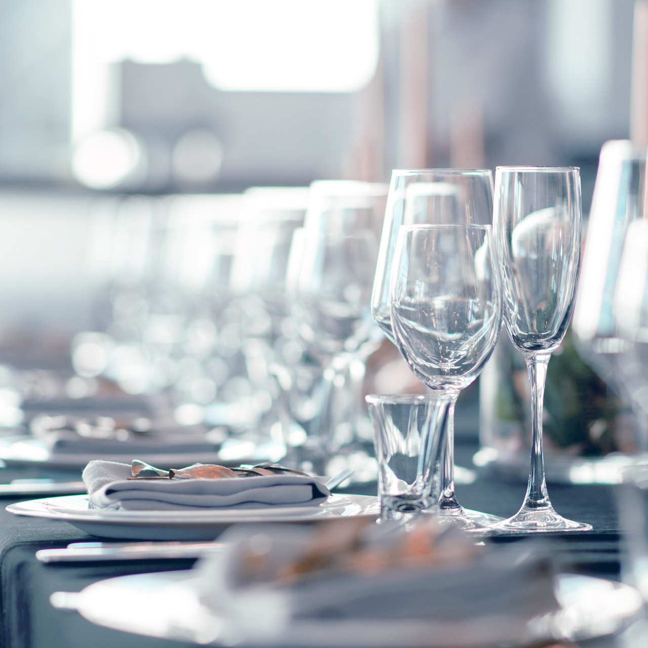 glas og service på bord i restaurant