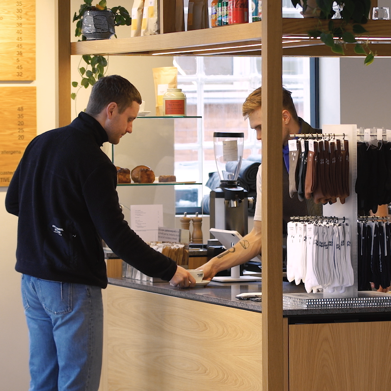 hos-pas-normal-studios-serveres-kaffe