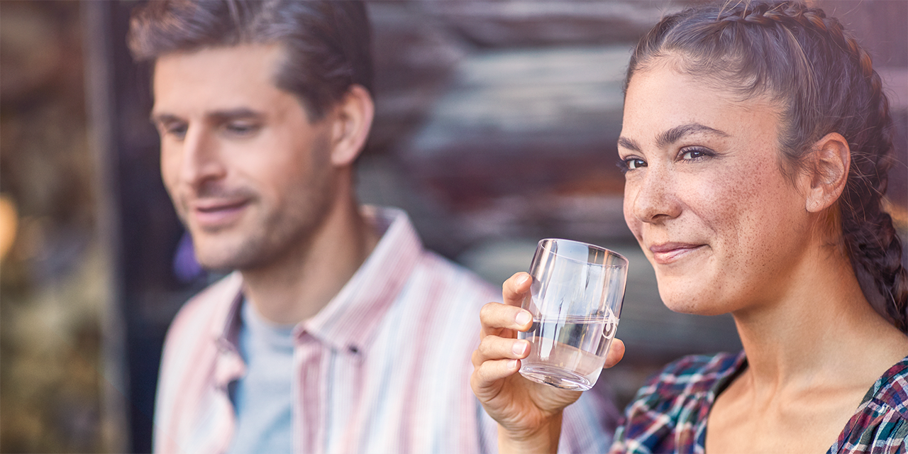 Kvinde drikker vand BWT vand, kvinde, drikker, smag