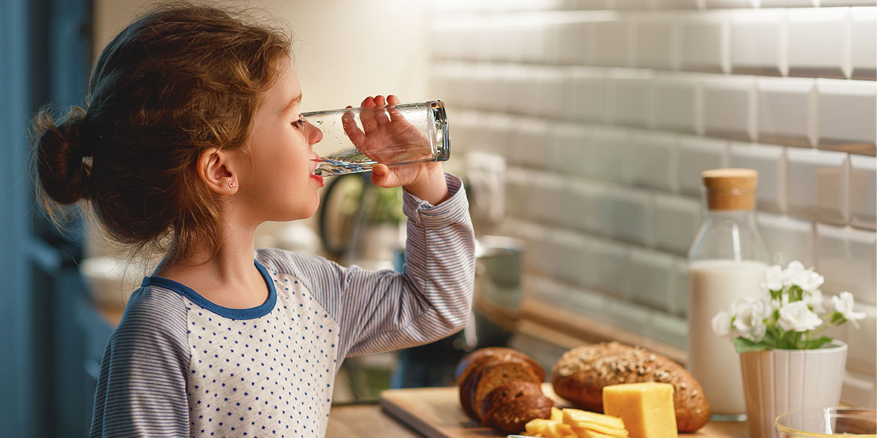 Sundt-drikkevand_pige-drikker