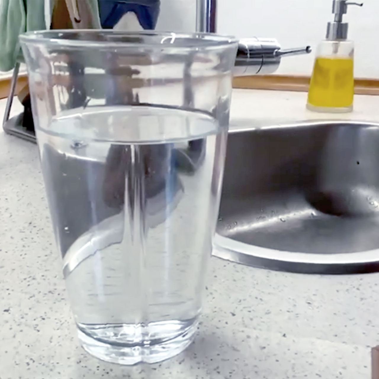 AQAdrink kundecase - Mayanne - glad med vand