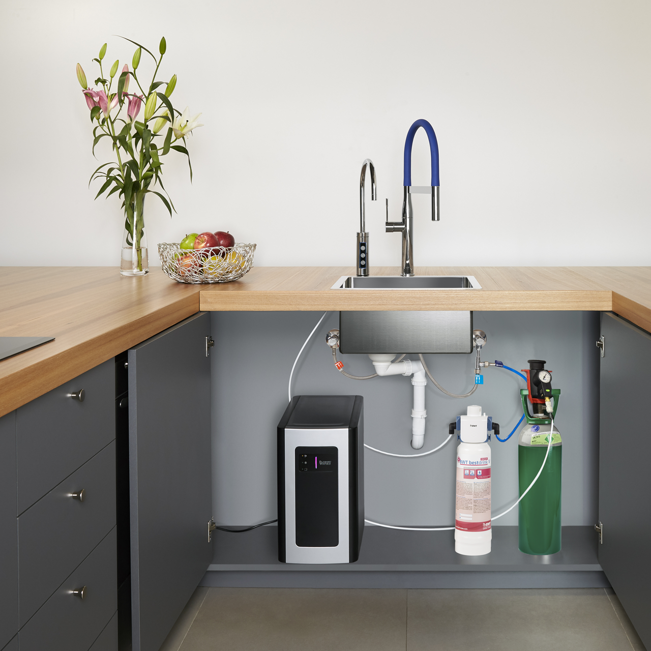 Kompakt drikkevandskøler i køkkenskabet