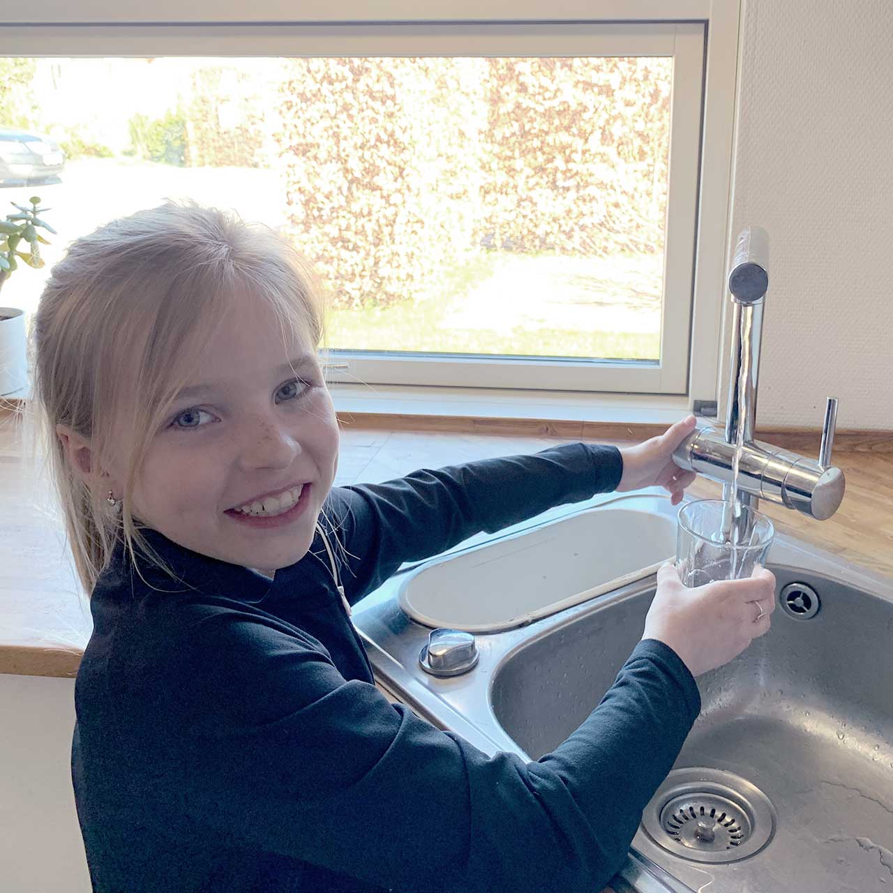 AQAdrink kundecase - Lars - datter ved vandhane