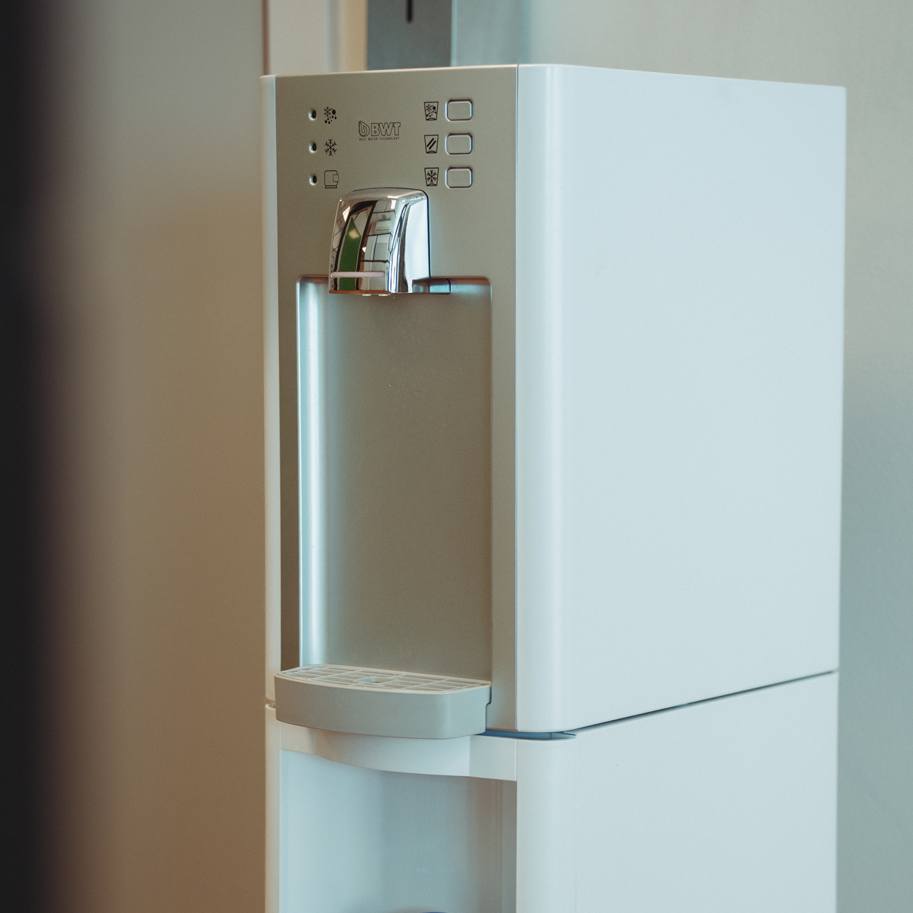 AQA drink vandkøler i receptionen hos Godtand