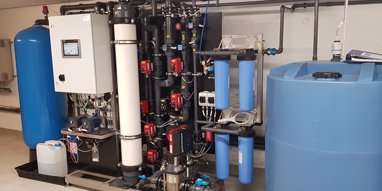 Rensningsanlæg i solnedgang