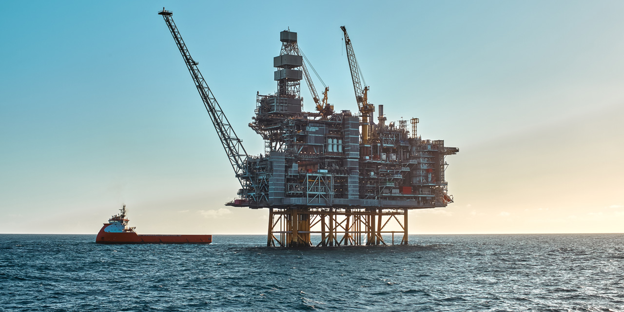 Boreplatform og skib i havet