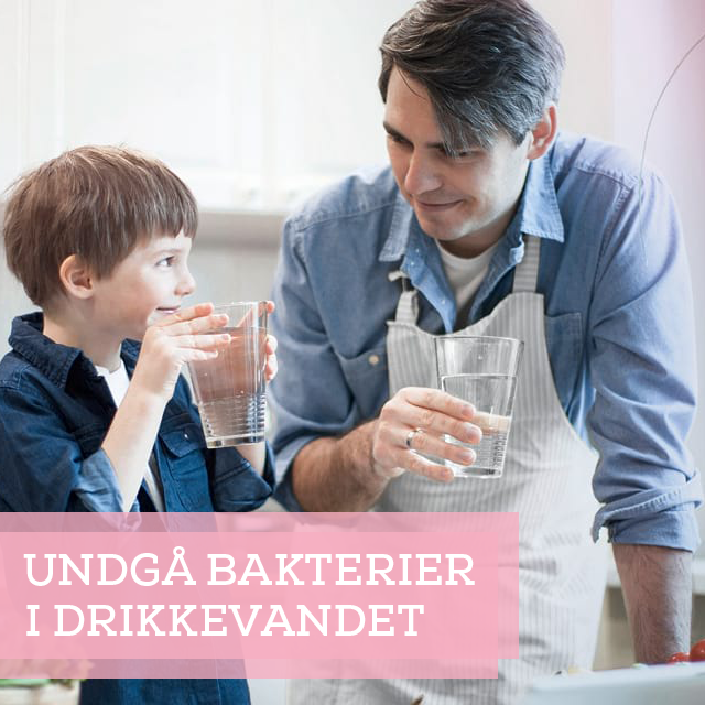 Viden om bakterier Far og søn taler om bakterier i vand