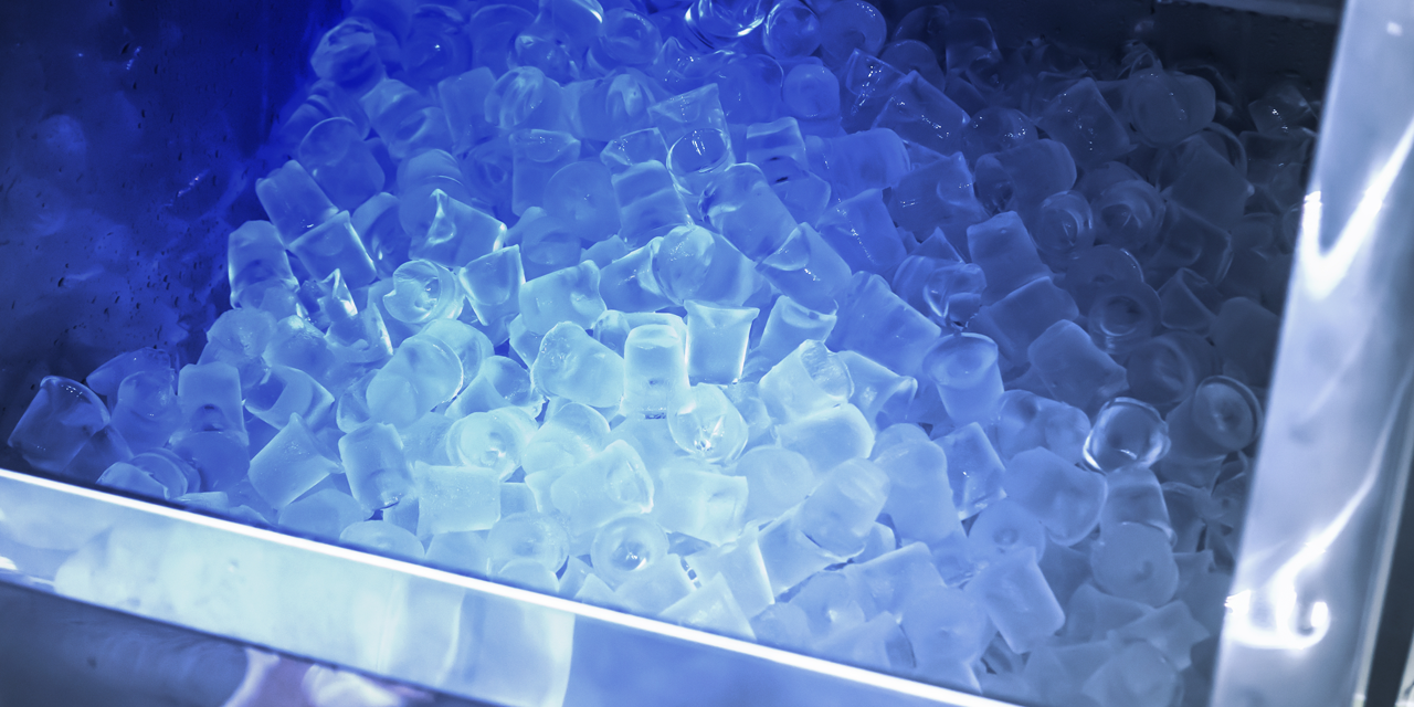 krystalklar is i isterningmaskine