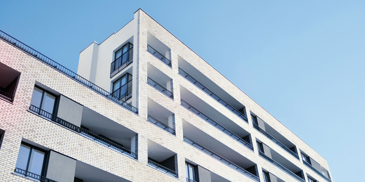 Nybyg ejendom med blå himmel