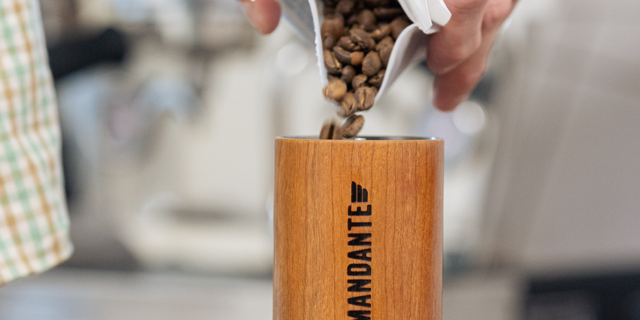 Kværn bønner til kaffen Kværn bønner til kaffen