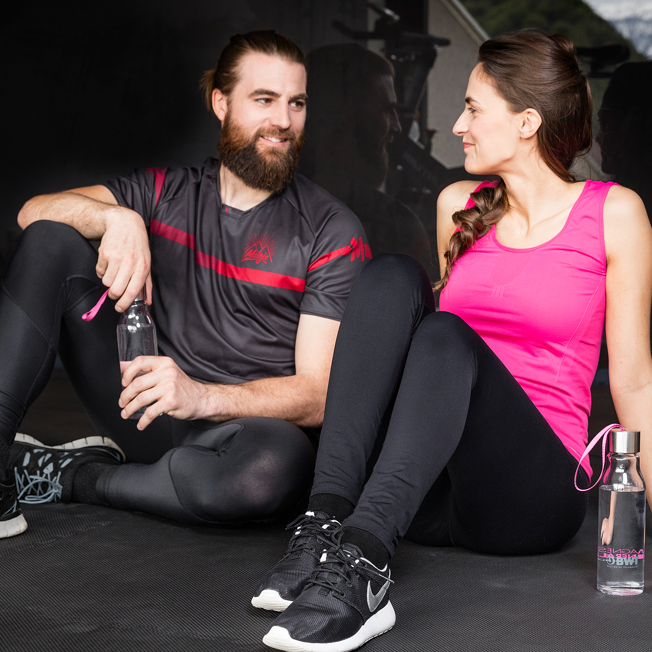 Fitness medarbejdere drikker BWT vand med magnesium vandkøler til fitness medarbejdere