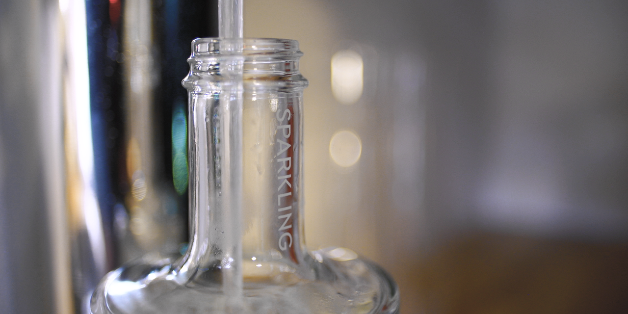 Mineralvand fra tappetårn hældes i BWT karaffel bwt-minralvand-i-karaffel