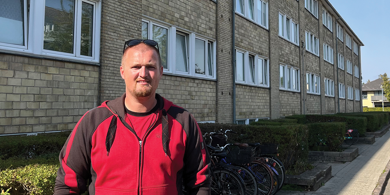 Søren foran boligblok