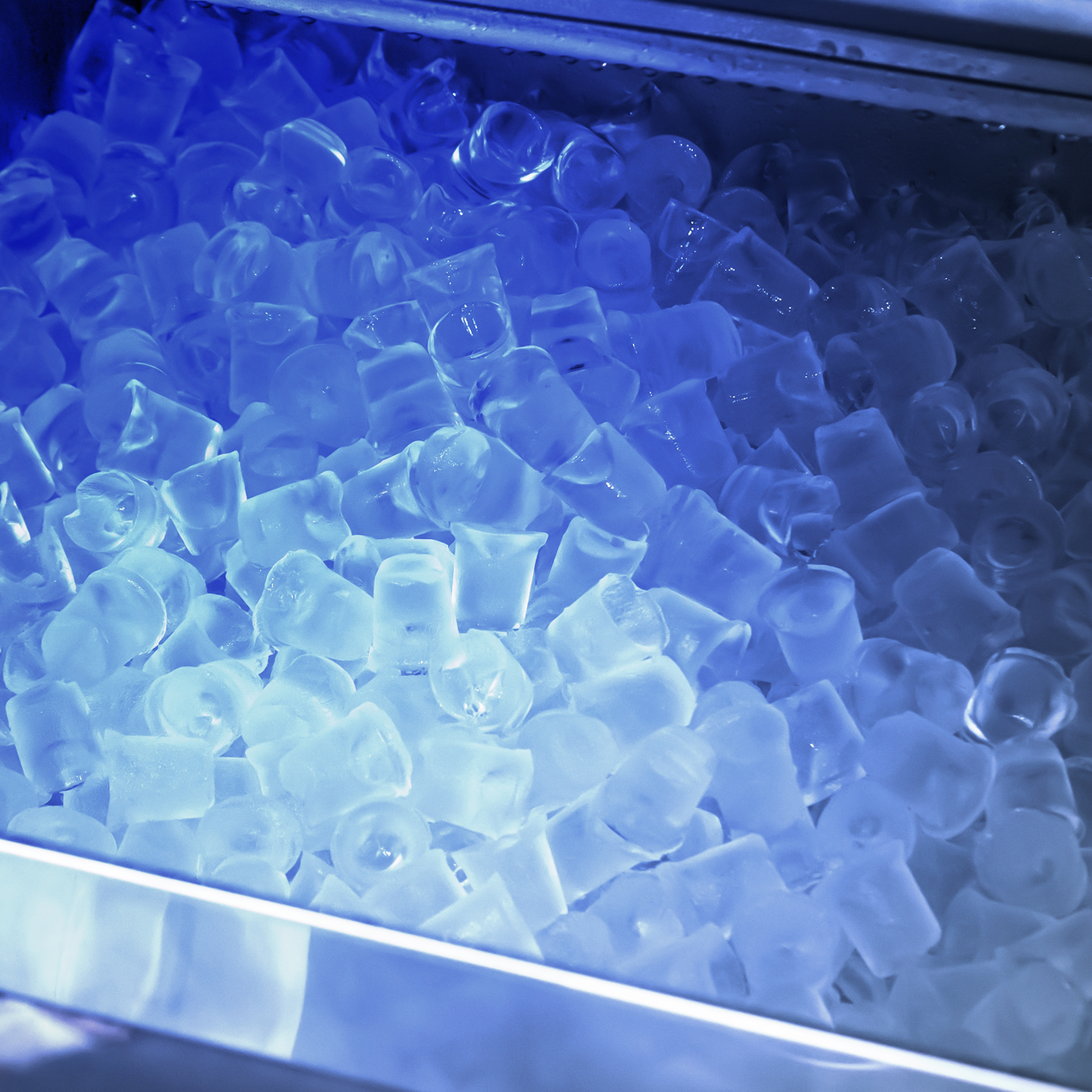 krystalklar is i isterningmaskine