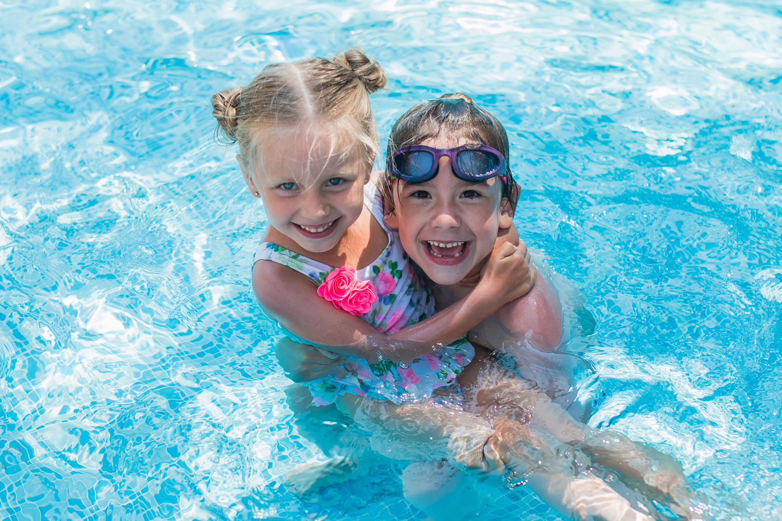 dreng og pige i pool