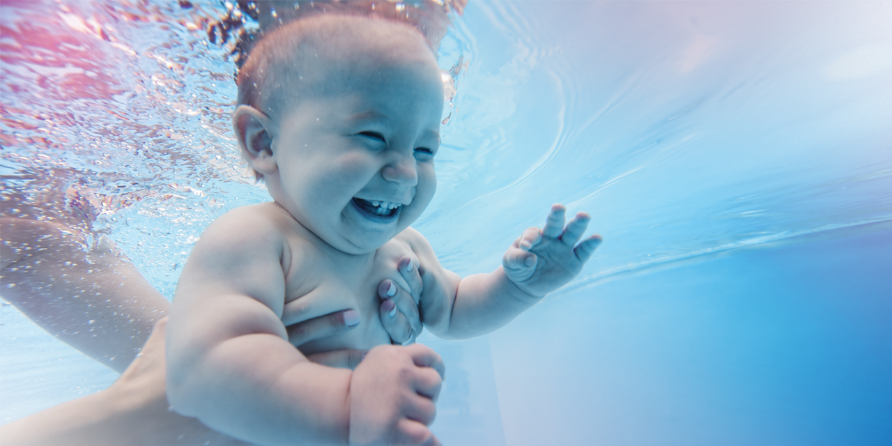 baby svømmer