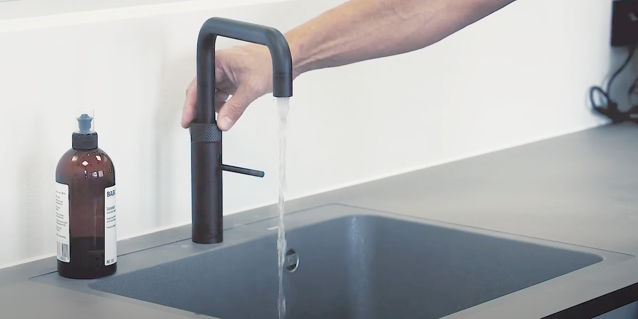 kogende-vandhane-bloedt-vand-video