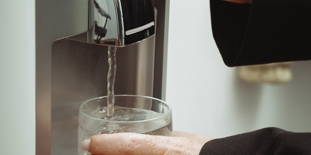 Tap kølet friskt vand fra en BWT vandkøler Tap kølet friskt vand fra en BWT vandkøler