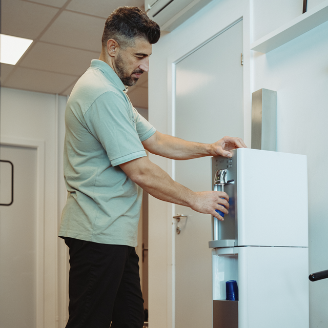 Få en vandkøler i receptionen eller på kontoret Få en vandkøler i receptionen eller på kontoret