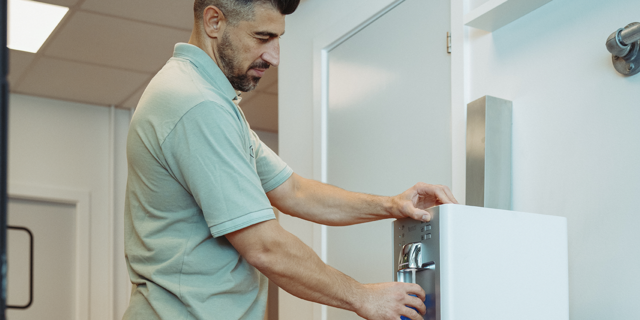 Få en vandkøler i receptionen eller på kontoret Få en vandkøler i receptionen eller på kontoret