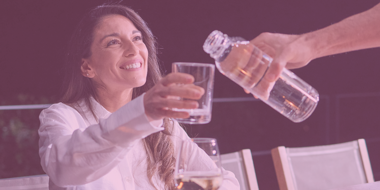 Magnesium-mineraliseret vandteknologi – kvinde får vand i glas