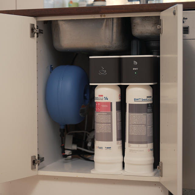 Vand til kaffebrygning passer i køkkenskabet Vand til kaffebrygning passer i køkkenskabet