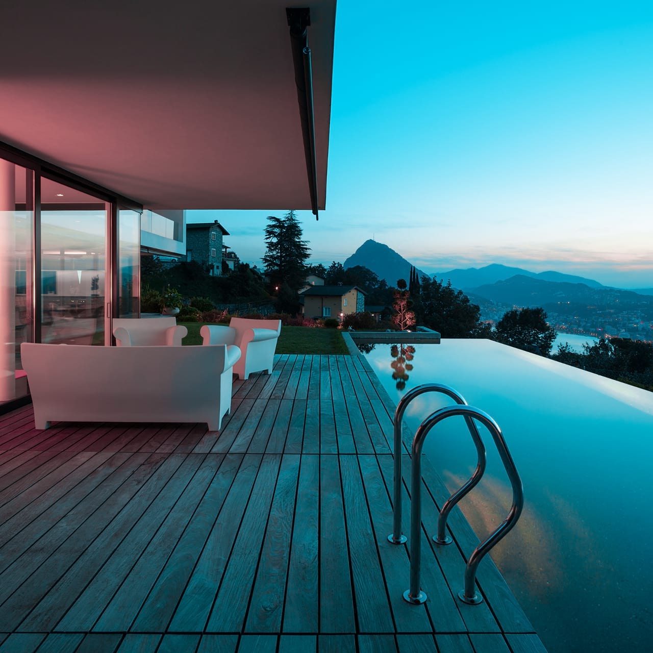 Holzpool mit Sonnendeck vor Bergpanorama