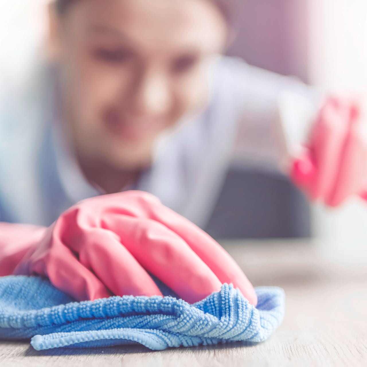 Detailansicht-Frau putzt eine glatte Oberflaeche