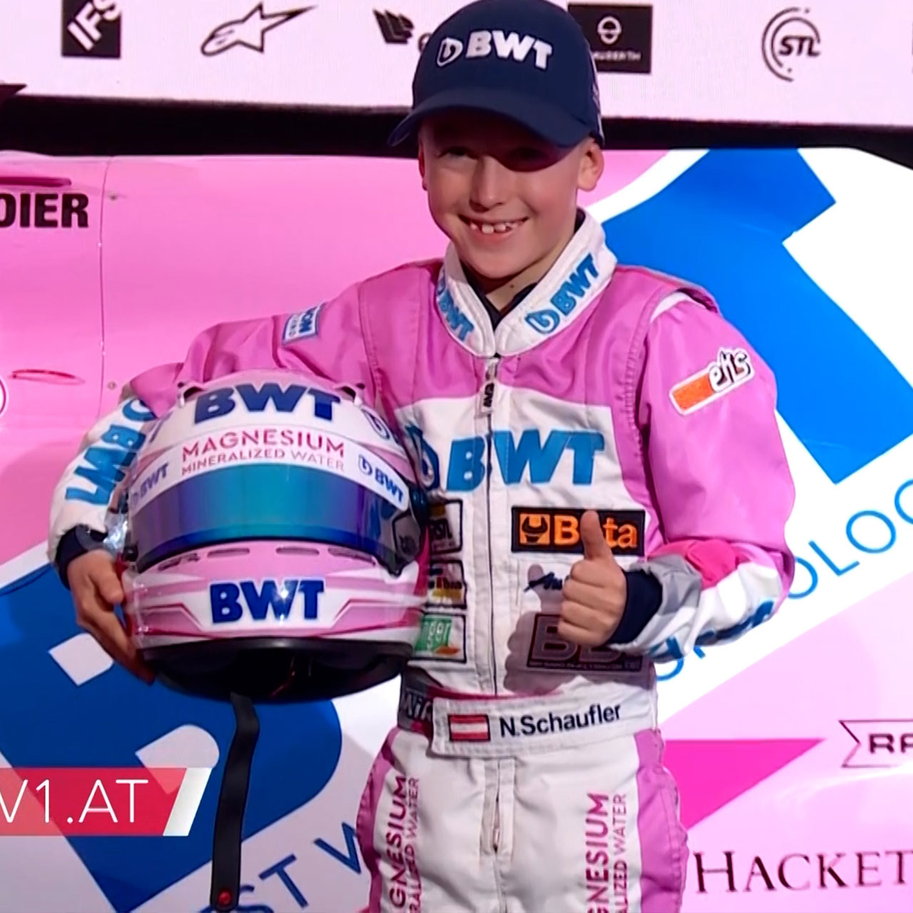 Niklas mit Formel 1 Auto