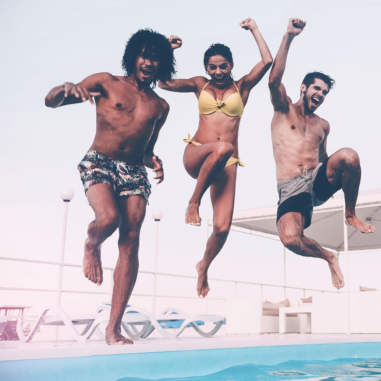 Junge Menschen springen in Pool auf dem Dach