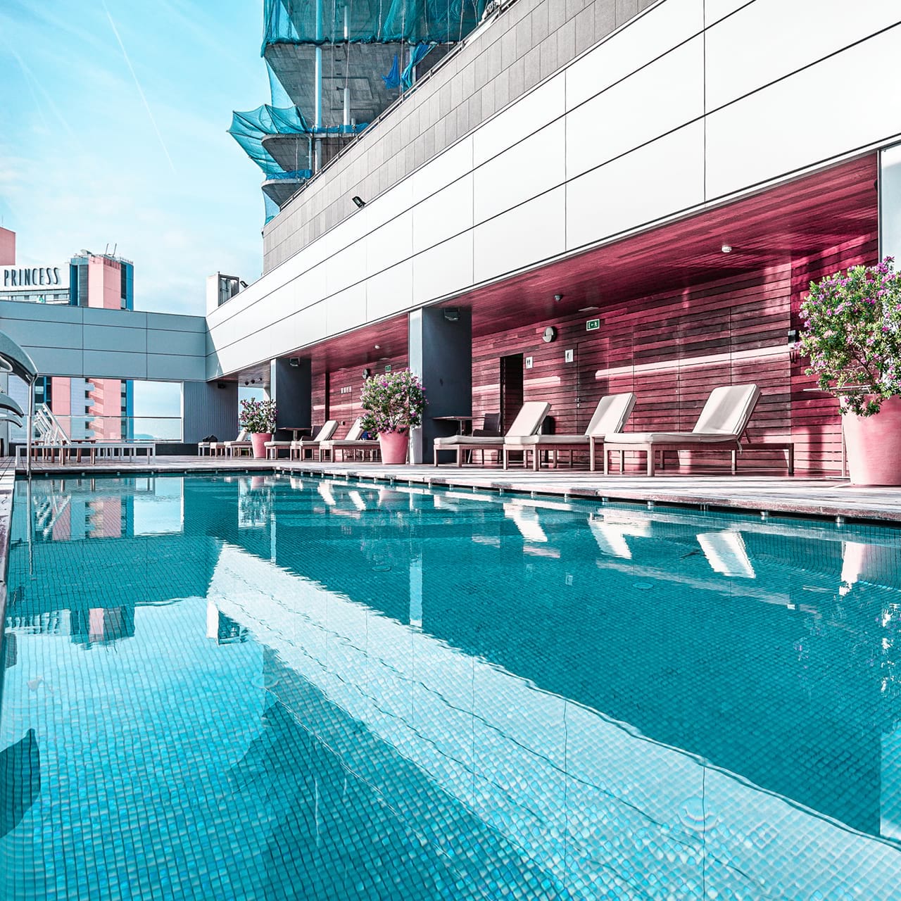 Eleganter Pool auf eine Dachterrasse mit Stadtblick