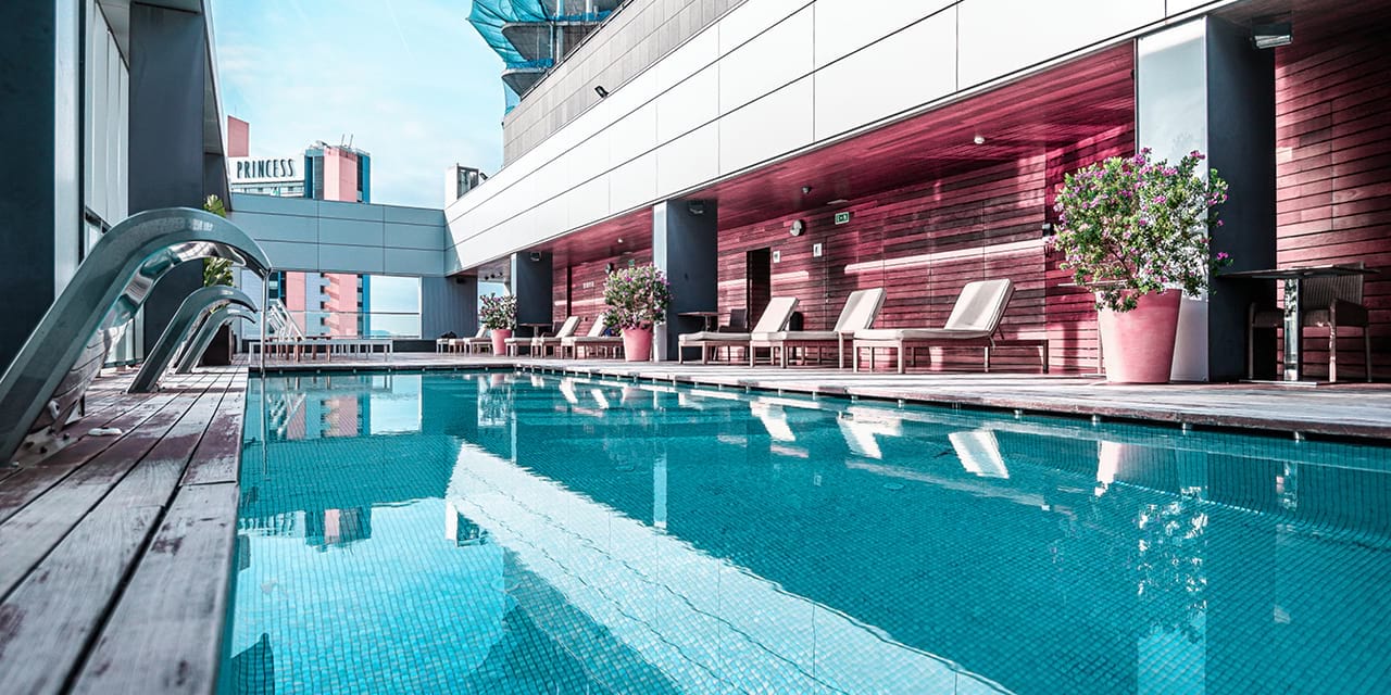 Eleganter Pool auf eine Dachterrasse mit Stadtblick
