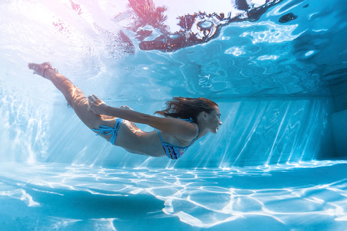Frau schwimmt in Pool