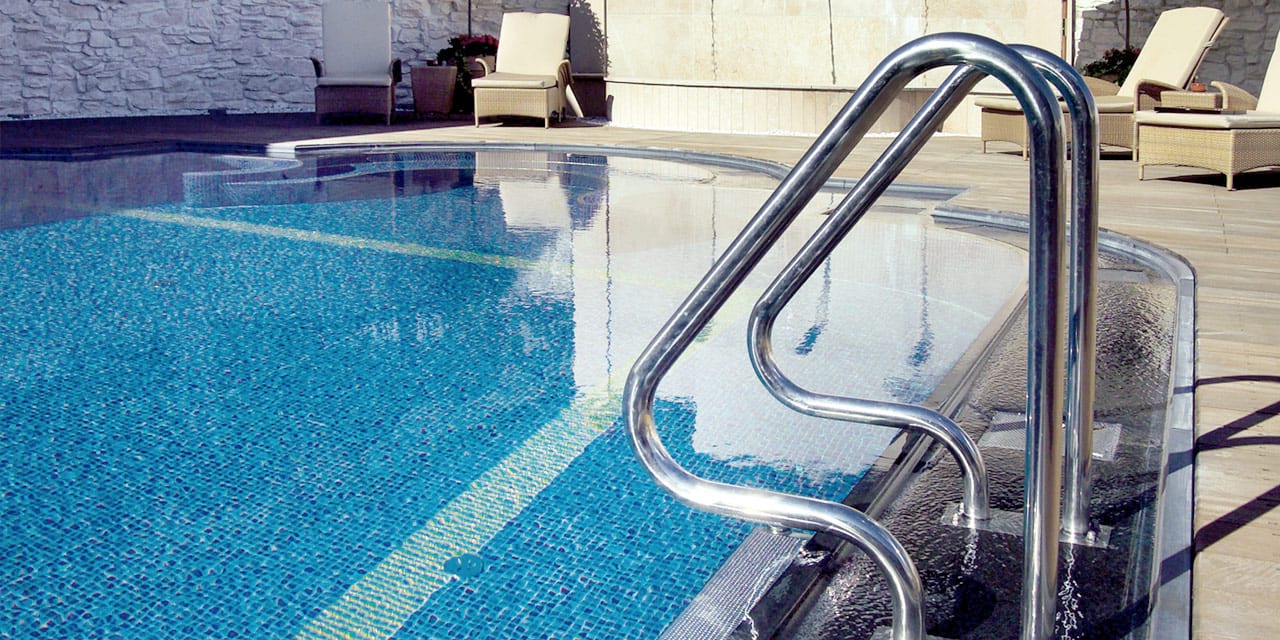 Beton-Pool mit Fliese