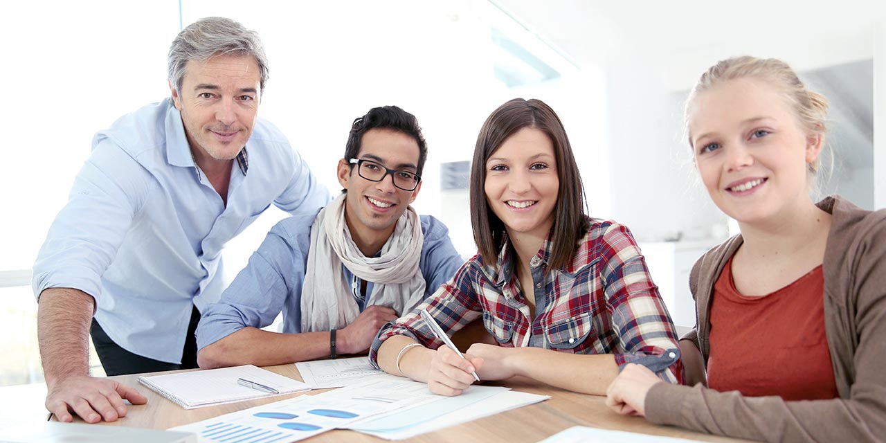Schüler sitzen am Schreibtisch