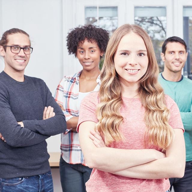 Absolventen vor Gebäude