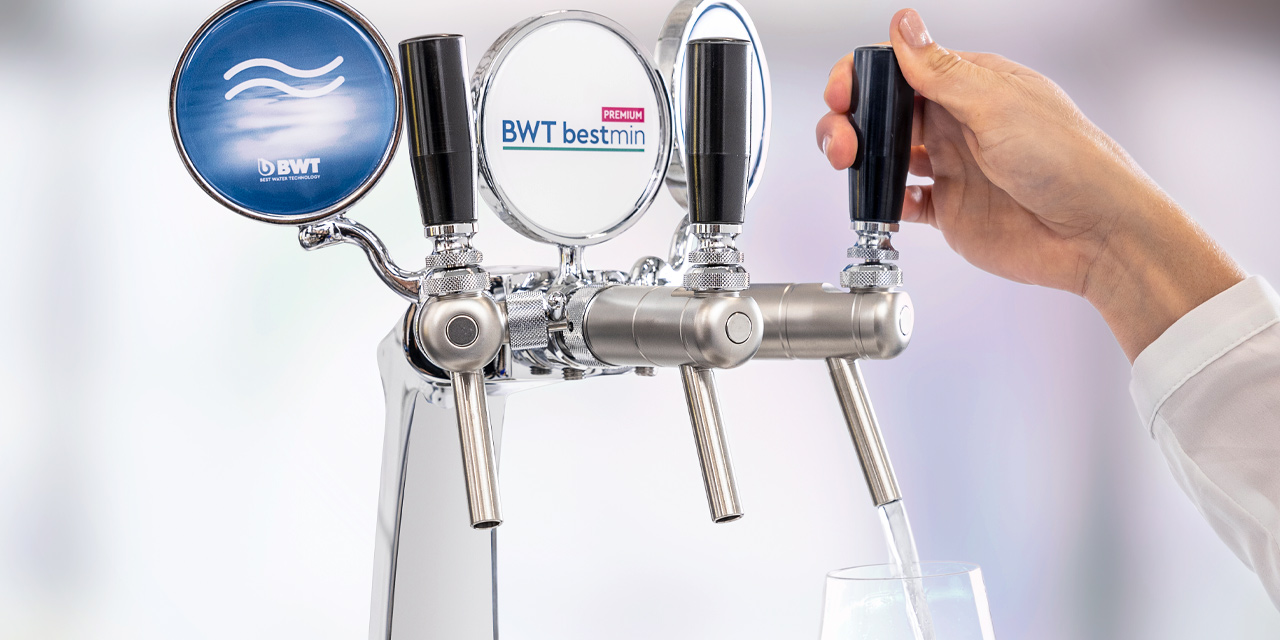 Zapfsäule steht auf einer Theke.