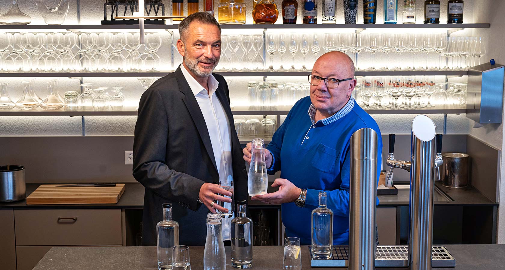 Zwei Männer stehen hinter einer Theke im Restaurant.