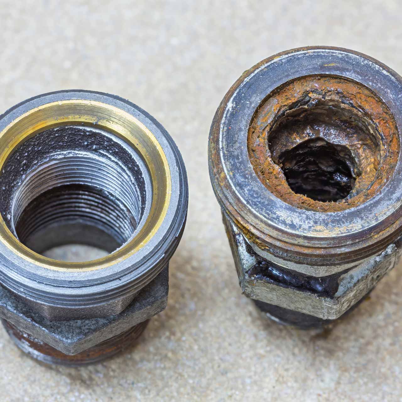 Vergleich zwei Rohre: verkalkt und kalkfrei