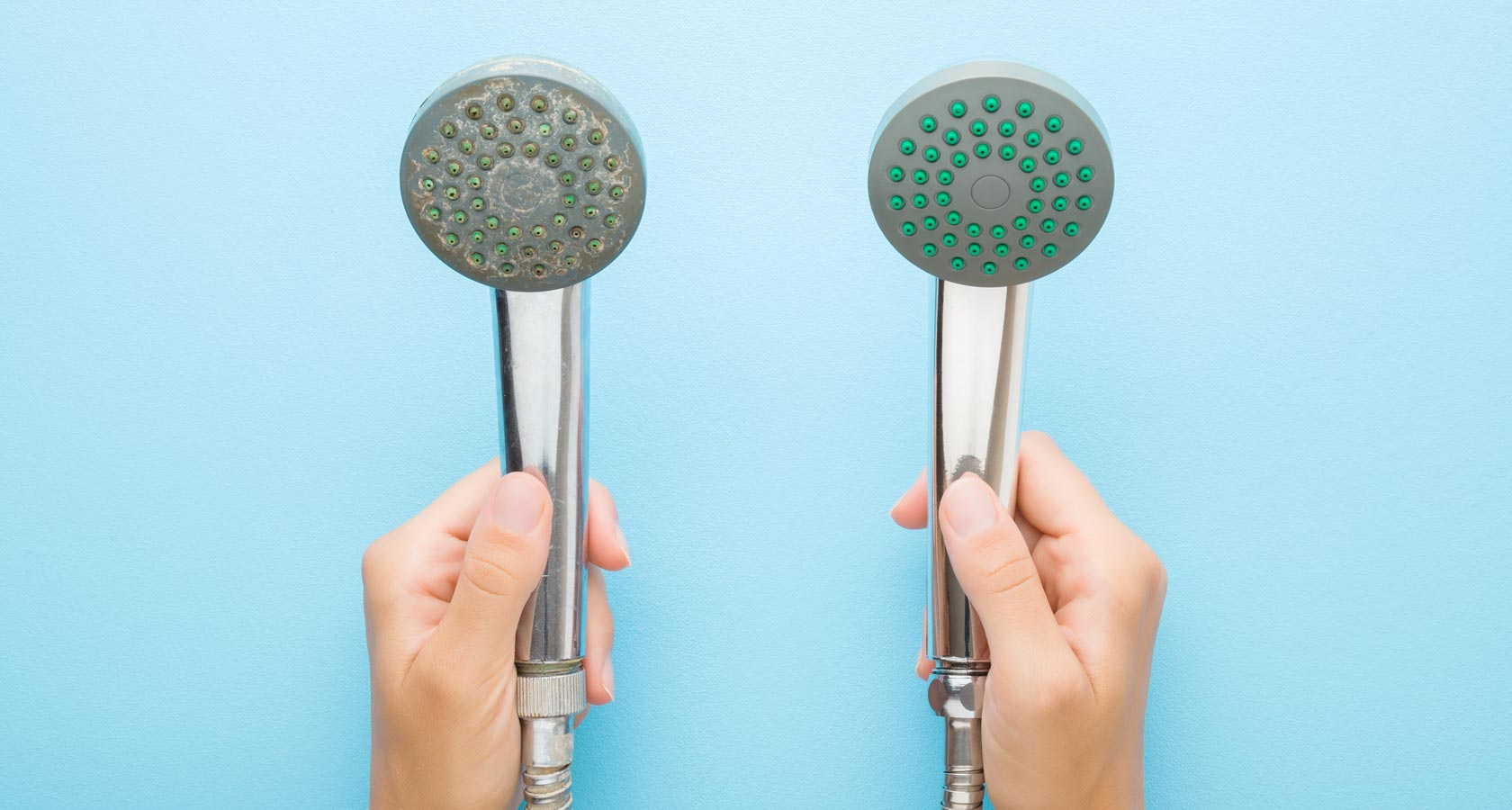 Hand links hält verkalkte Duschbrause, Hand rechts kalkfreie Duschbrause.