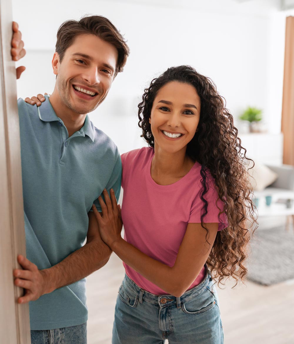 Mann und Frau stehen an Eingangstüre.